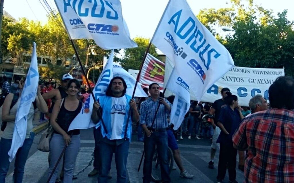 Docentes universitarios llevan adelante un paro nacional de 72 horas en ...